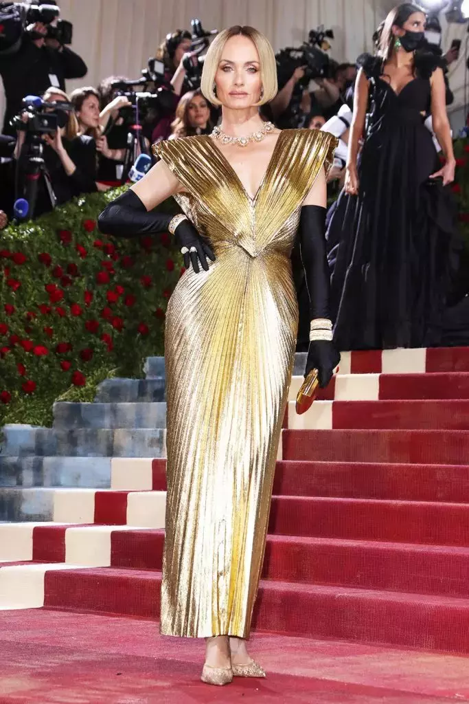 Amber-Valletta-683x1024-1