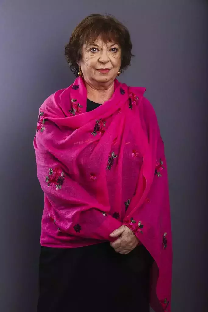 virginia-rogin-in-serialul-adela-3-683x1024-1