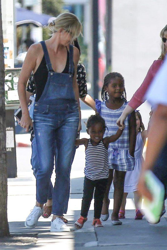 Charlize Theron Si Fetita Ei Libertatea Pentru Femei