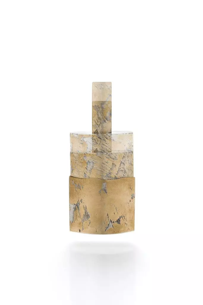 jiyoungkim_brooch_invisiblepin_2024_sterlingsilver_redbrass_15x50x40open_extend_120mm_move-683x1024-1.jpg