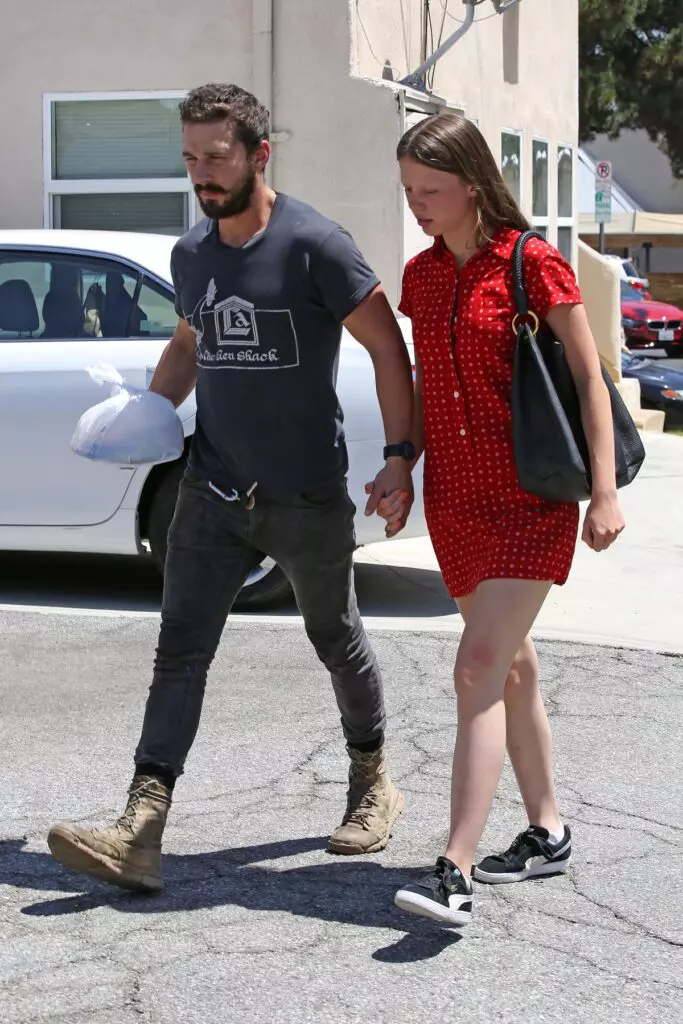 Mia Goth cere divorțul de Shia LaBeouf și custodia fiicei lor. Sfârșit după ani de despărțiri și scandaluri