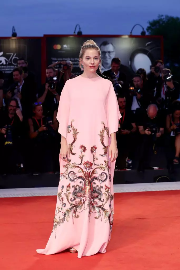Sienna Miller într-o ținută Gucci