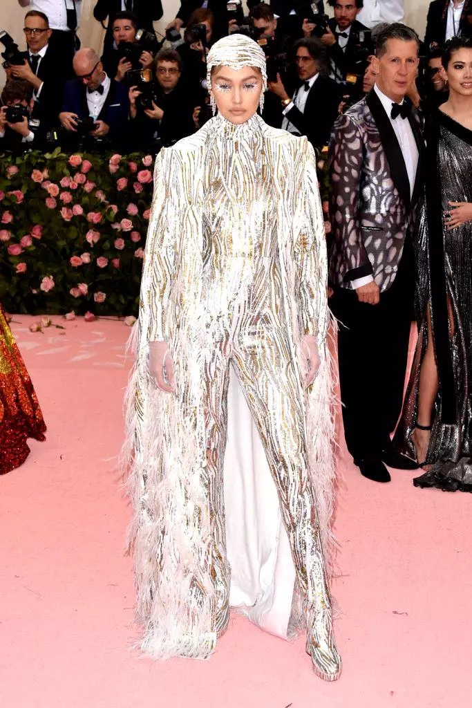 Gigi Hadid într-o ținută Michael Kors (2019)