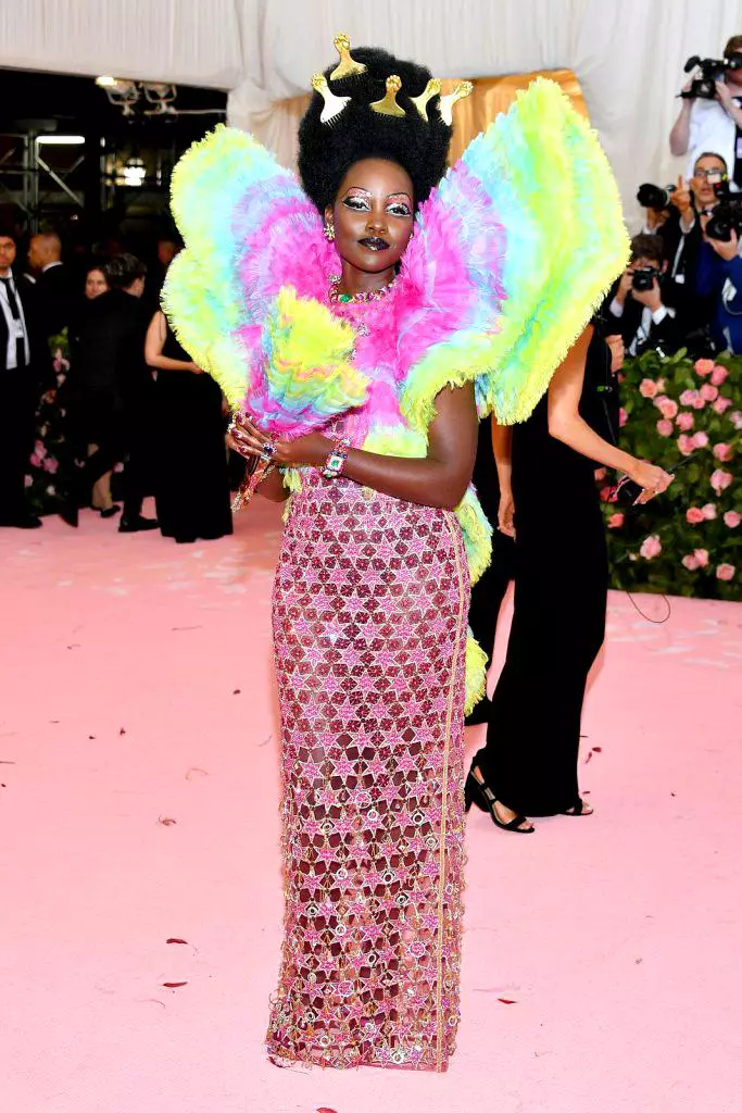 Lupita Nyongo într-o ținută Versace (2019)