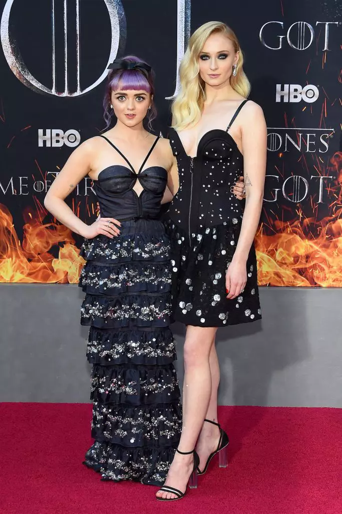 Maisie-Williams-Sophie-Turner-683x1024
