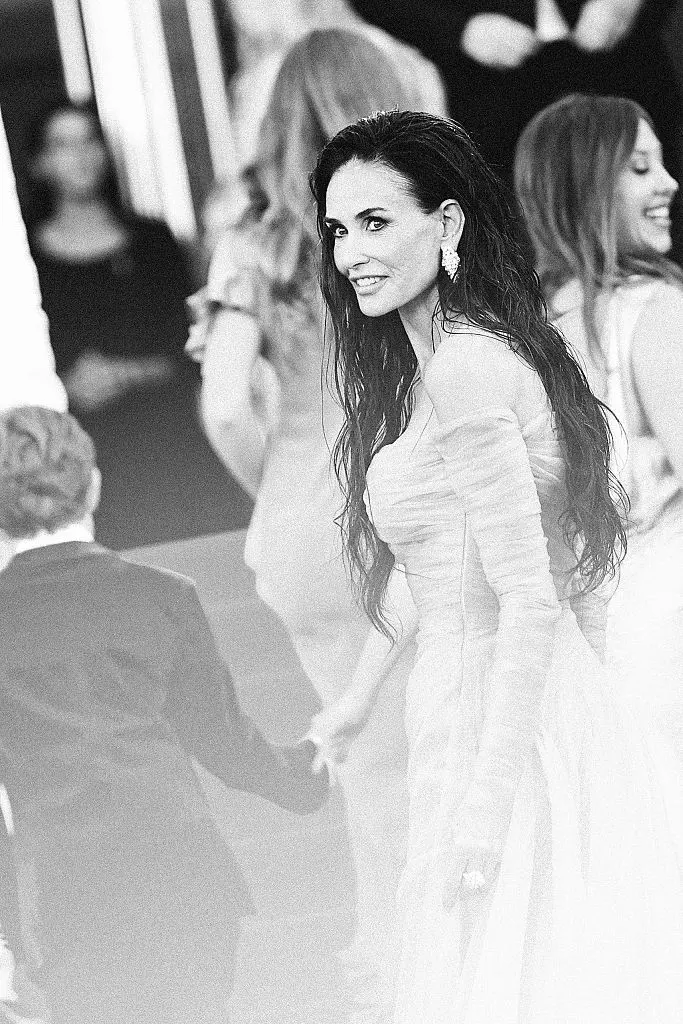 demi-moore-cannes-2026-covorul-rosu