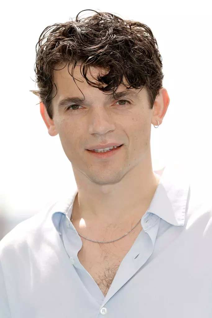 Edward Bluemel la photocall-ul My Lady Jane din Londra