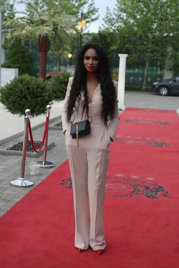 poza-1-Laurette-683x1024