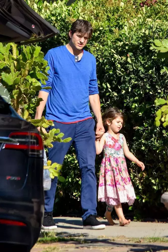 Mila-Kunis-Ashton-Kutcher-3-683x1024