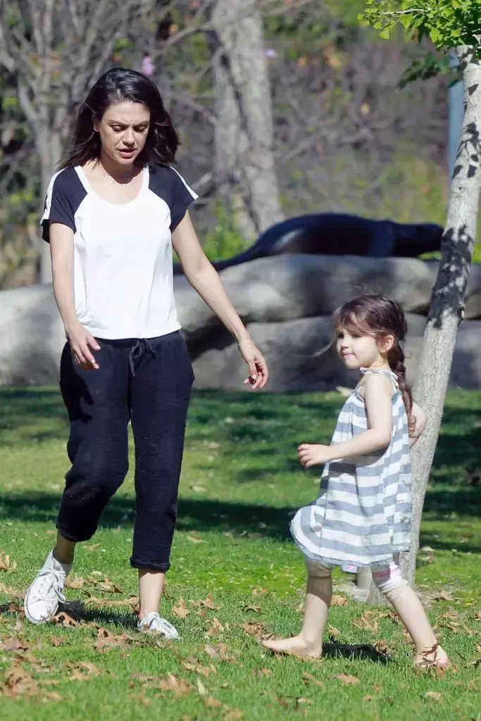 Mila-Kunis-Ashton-Kutcher-6-683x1024