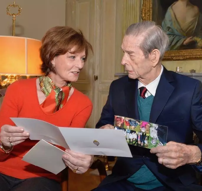 Majestatea Sa Margareta si Regele Mihai, intr-un moment de relaxare, privind mai multe fotografii