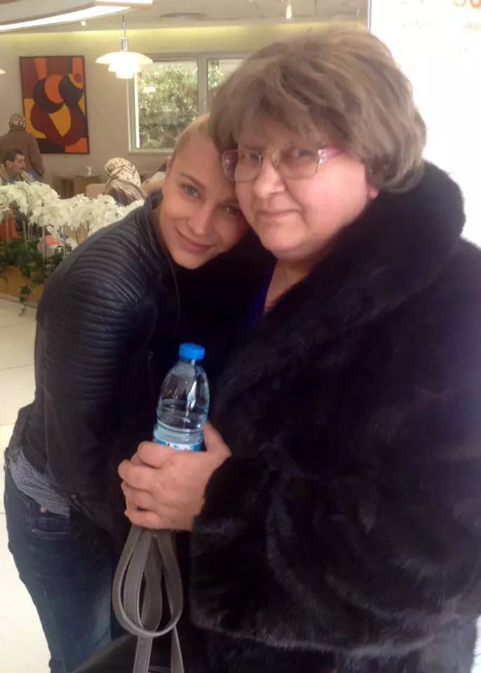 Mama-artistei-Lora-a-invins-cancerul-dupa-ce-s-a-operat-la-san-in-Turcia