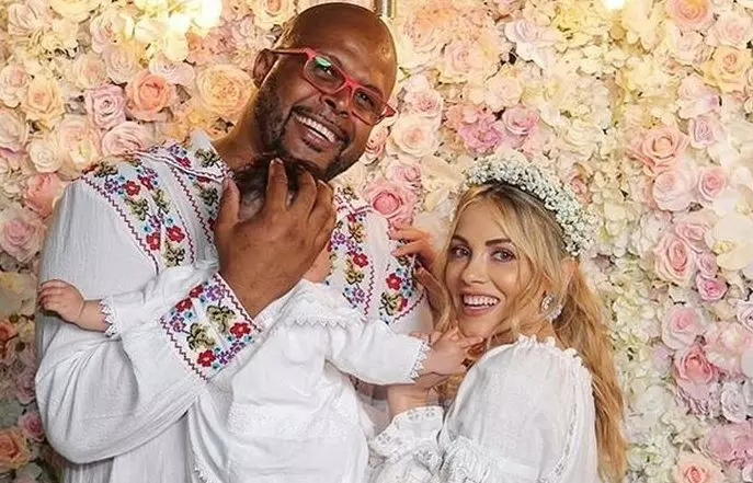 Ce le răspunde Cabral celor care îl întreabă de ce îi ascunde chipul lui Namiko: "Nu ține nimeni copila la secret. Dar nici maimuțică de la circ nu facem din ea"