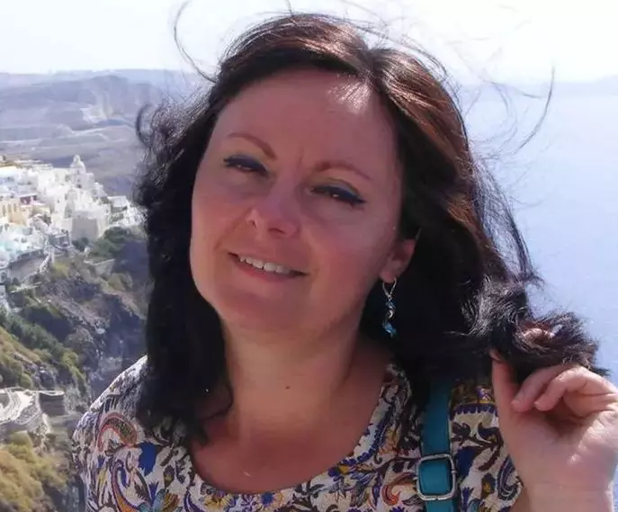 femeie-rechin-inmormantare-6