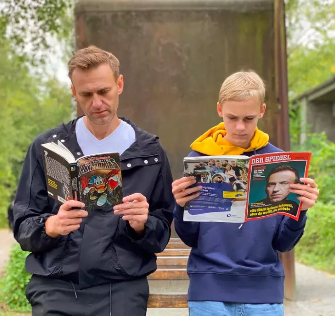 pp04-nav284_20201003_nav_sonreadingpic-1