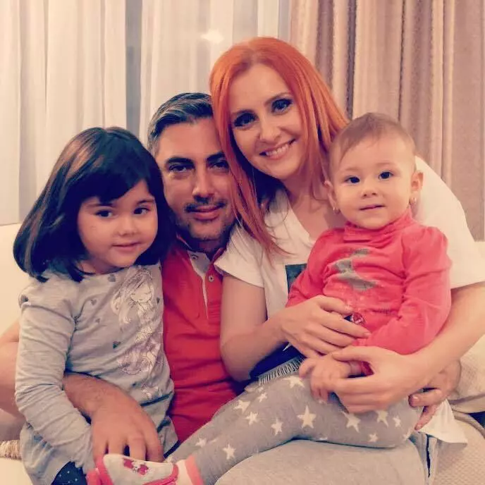 alina-sorescu-si-alex-ciucu-cu-fetitele-1