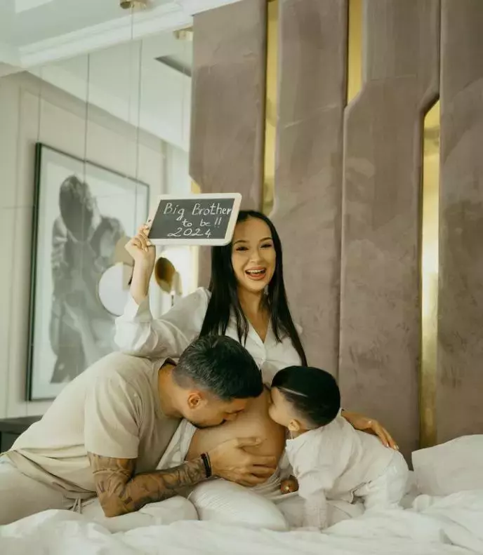 vladuta-lupau-insarcinata-sex-bebelus