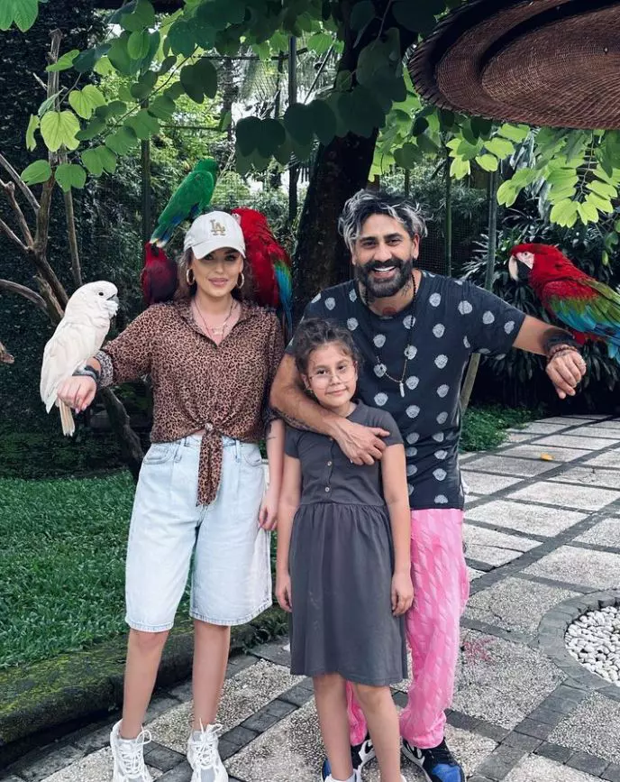 Misha, Maya și Connect-R