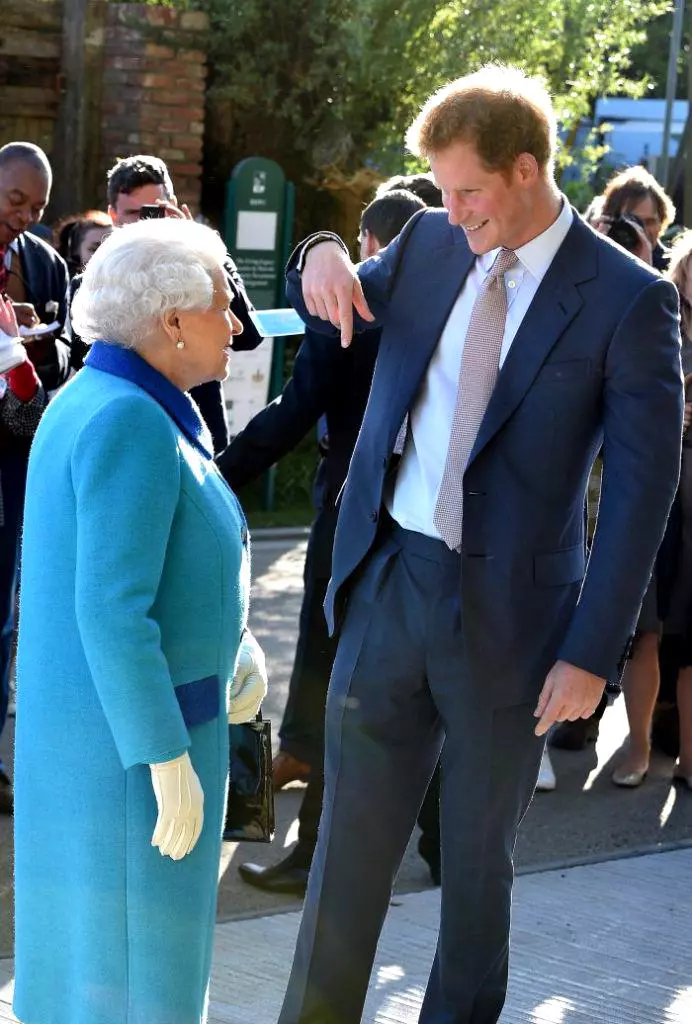 Printul-Harry-si-Regina2-692x1024-1