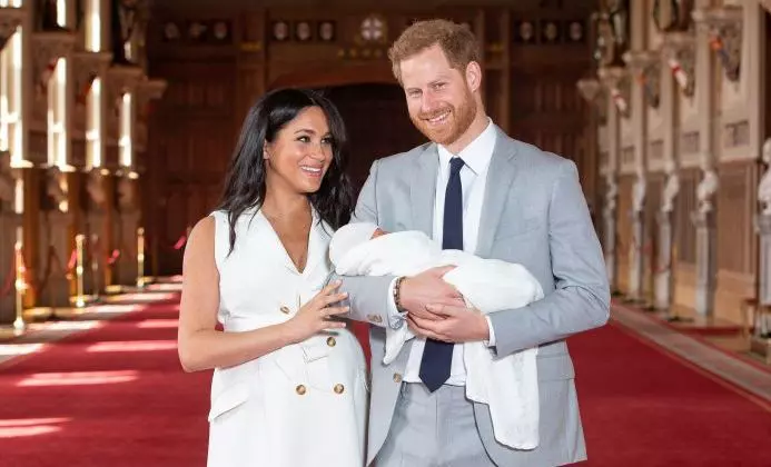 Ducii de Sussex, Meghan Markle și Prințul Harry, alături de fiul lor, Archie Harrison Mountbatten-Windsor.