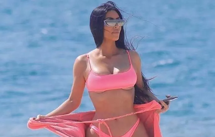 Bikinii sunt din nou în trend. Vedetele de peste Ocean deja fac furori pe plajă în costume de baie minuscule!