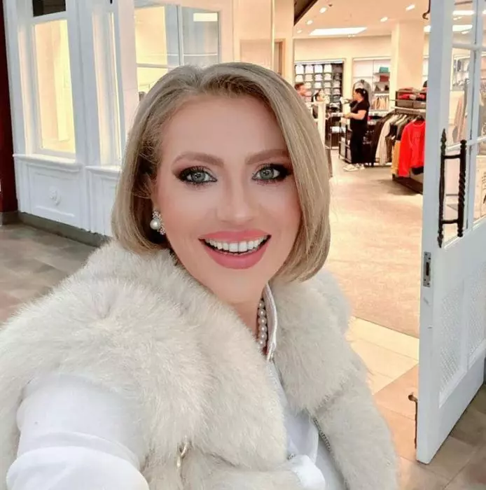 mirela vaida la cumparaturi