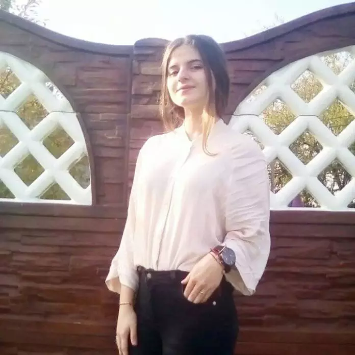 alexandra-macesanu-696x696