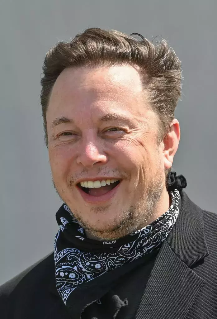 elon-musk-twitter-22-697x1024-1