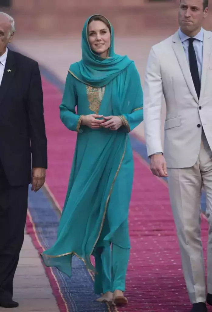 kate-middleton-fotografii2-697x1024-copy-copy-copy-copy-1