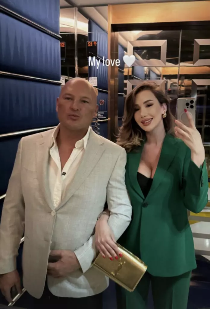 paszkany-si-antonela-patrut-697x1024-1