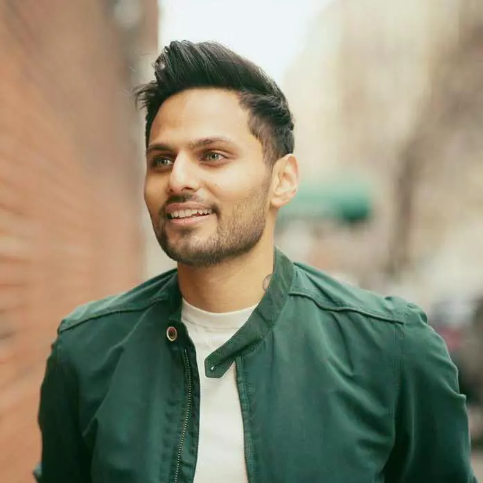 Un fost călugăr va oficia a doua căsătorie dintre Jennifer Lopez și Ben Affleck. De ce este Jay Shetty celebru