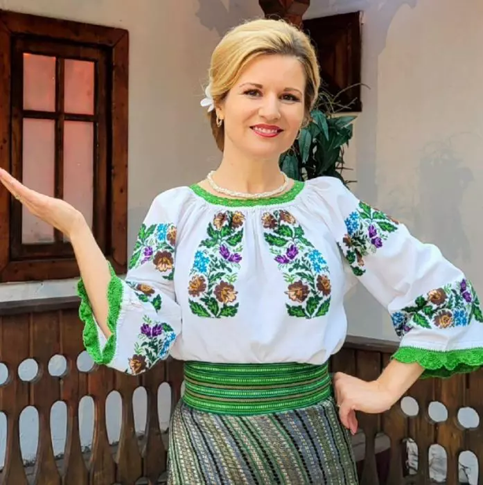 carmen-macovei-in-costum-popular