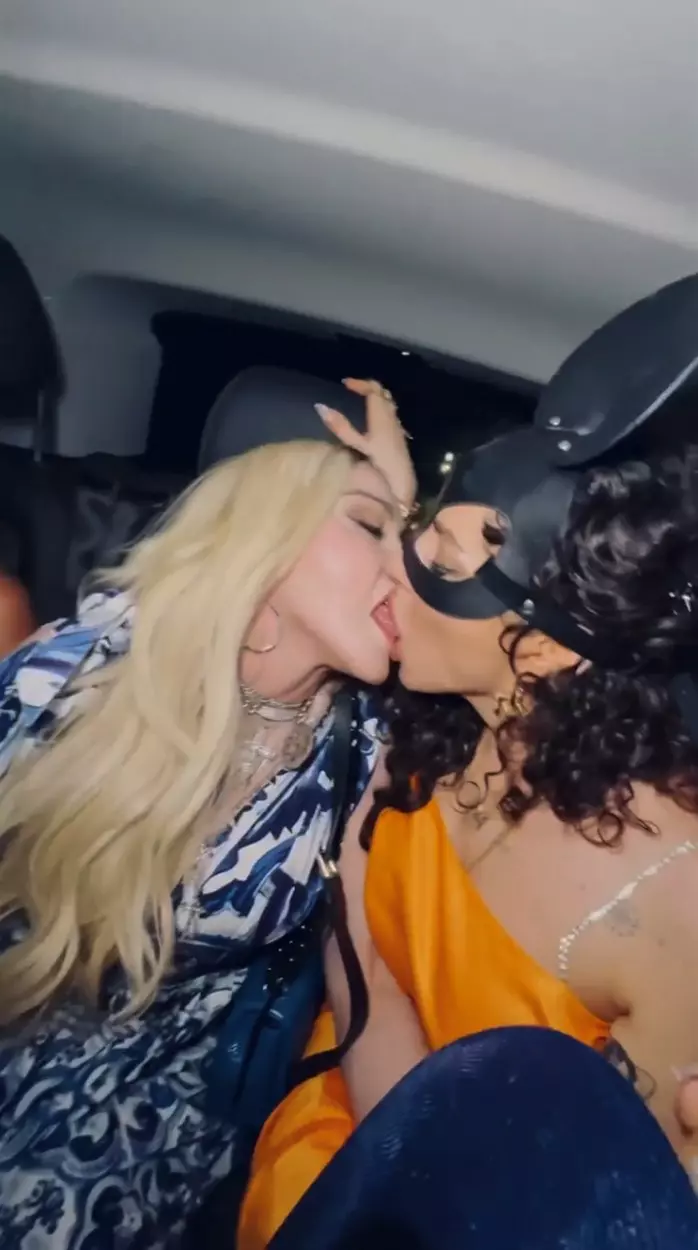 Madonna, gest extrem la 64 de ani. Cu cine s-a sărutat artista pe bancheta unei mașini
