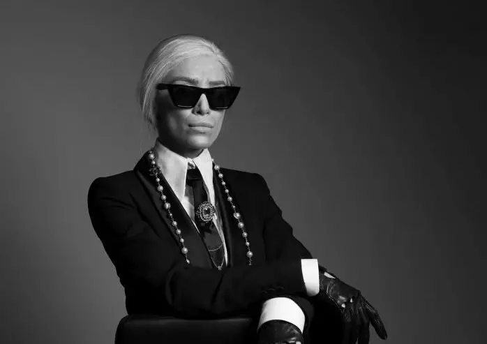 Adelina Pestrițu a fost transformată în Karl Lagerfeld