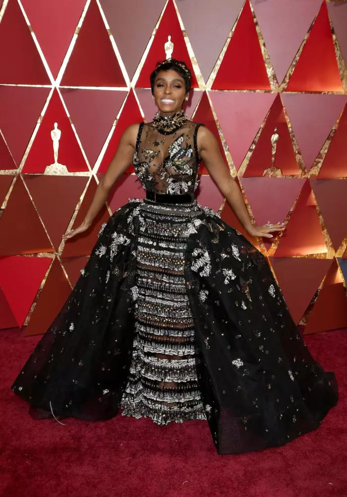 Nici Janelle Monae în Elie Saab Couture nu face exceptie când vine vorba de rochii dramatice. Actrița pare captivă in corsetul rochiei de o avengură mult prea mare pentru statura ei.