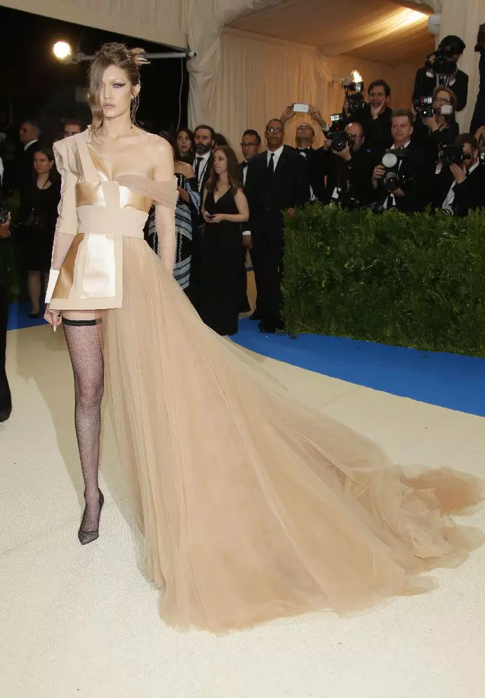 Gigi Hadid, super-sexy în Tommy Hilfiger.