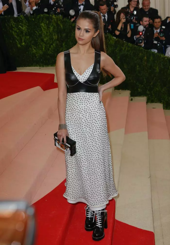 Selena Gomez a avut de-a lungul timpului numai aparitii spectaculoase