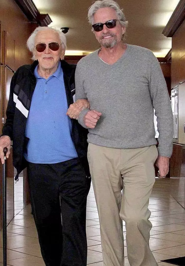 Michael Douglas și tatăl său, în vârstă de 100 de ani