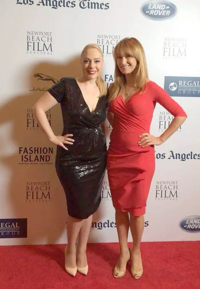 Giulia Nahmany, pe covorul roșu alături de Jane Seymour, la premiera filmului „Love by Design”