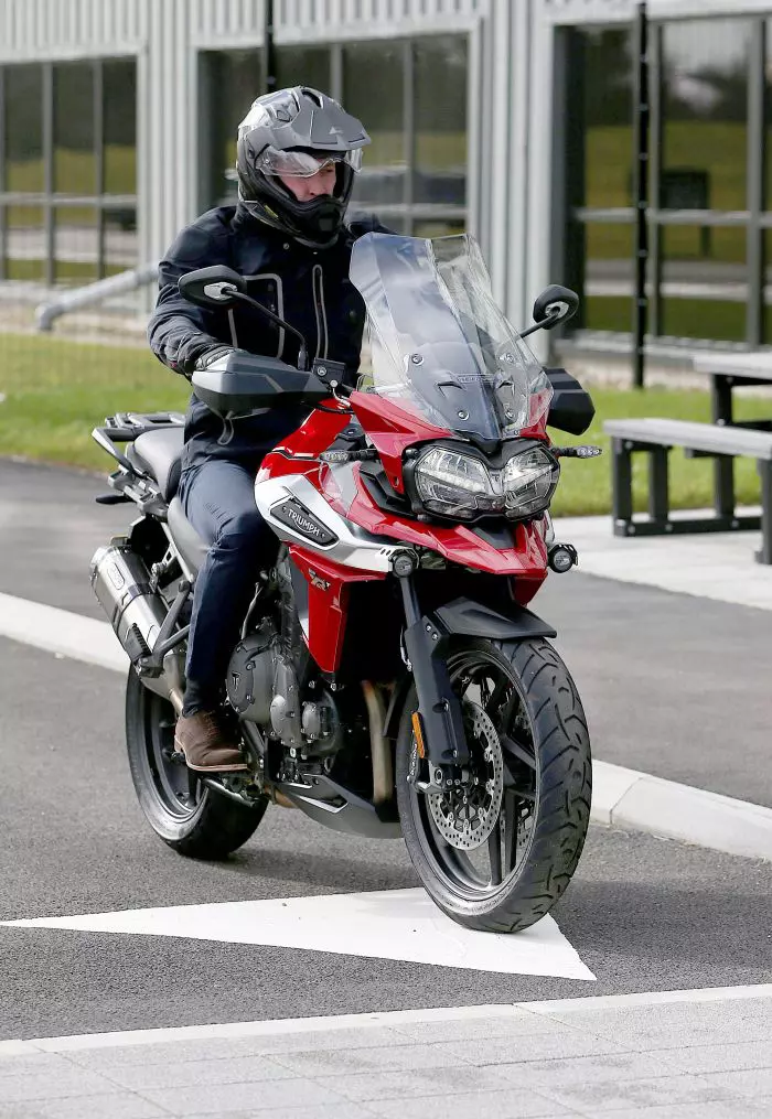 Prințul William ascuns de ochii lumii sub casca de motociclist.