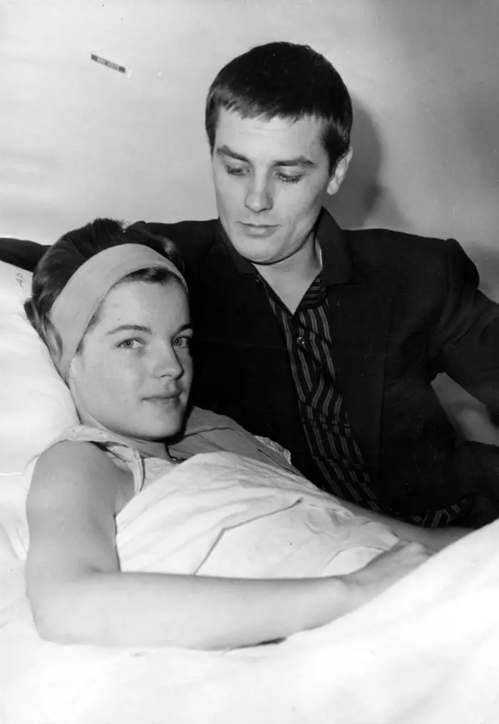 1961 - Alain o vizitează la spital pe Romy, proaspăt operată de apendicită, în timpul filmărilor la "Christine"