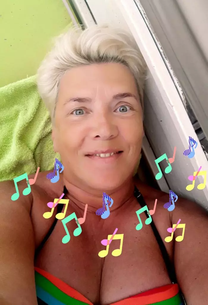 Silvia Dumitrescu poartă costum de baie