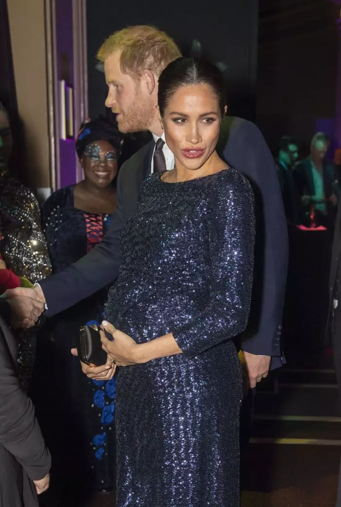 Meghan Markle, cu mâna pe burtică