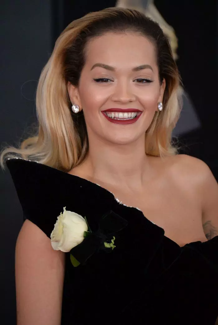 Rita Ora s-a fotografiat complet goală