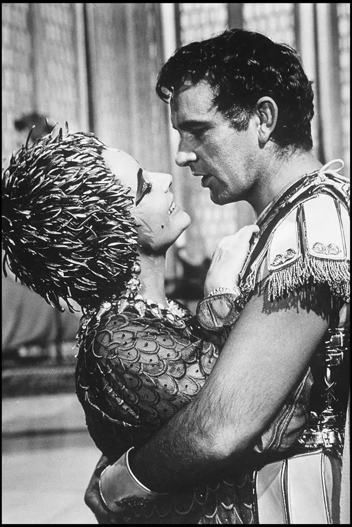 Elizabeth Taylor și Richard Burton, în filmul Cleopatra