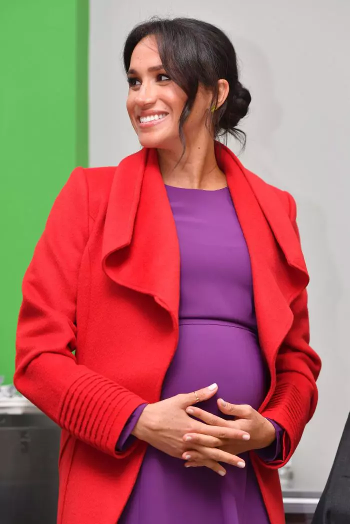Meghan Markle, cu mâna pe burtică