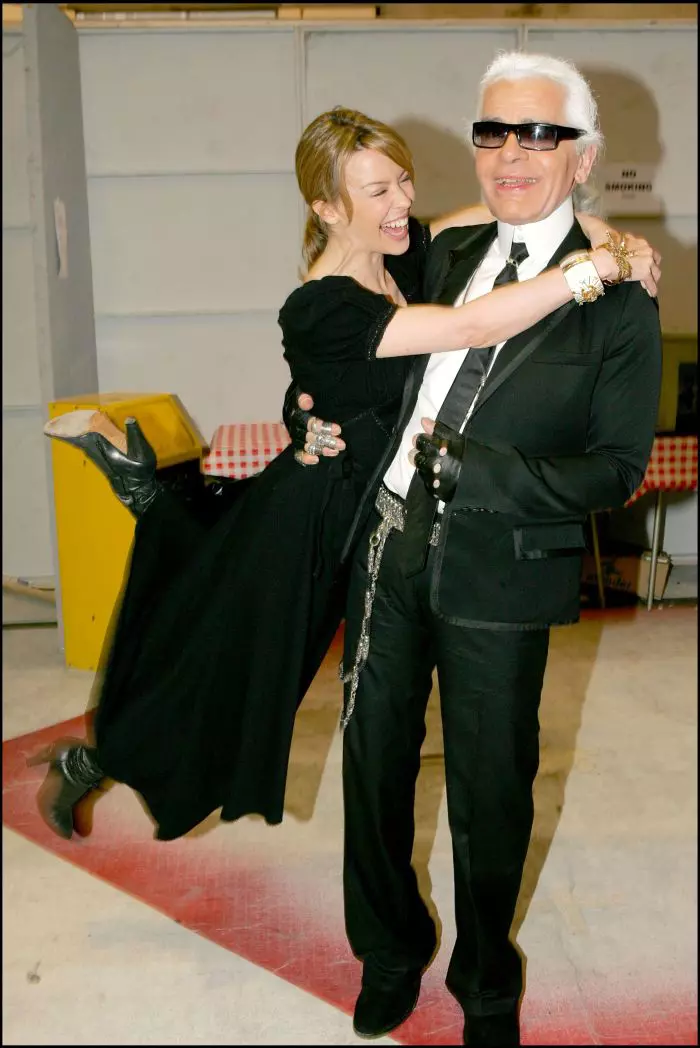 Kylie Minogue, în anul în care a depistat cancerul: 2005. Aici, alături de Karl Lagerfeld