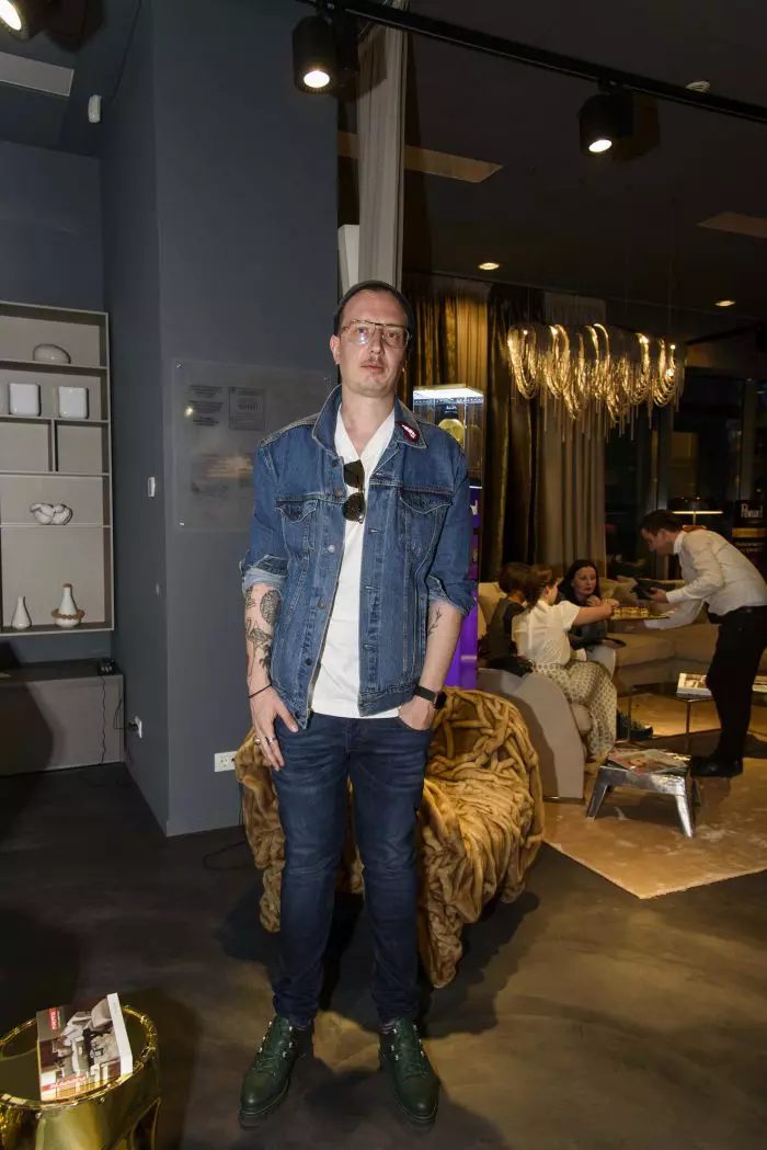 Cristian Șimonca - 50-60 perechi de pantofi, iar soția sa, Diana Enciu, peste 100 de perechi