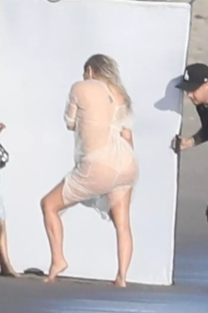 Kim Kardashian a fost surprinsă goală pe plajă