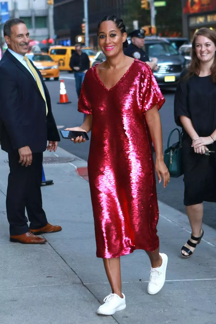 Tracee Ellis Ross, invitată la '"The Late Show With Stephen Colbert", pare să-și fi uitat pantofii acasă, dar se simte foarte în largul ei.